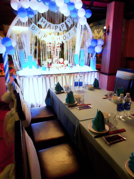 Không gian ấm cúng và các món dê đặc sản được bài trí đẹp mắt tại Hoa Lư Restaurant