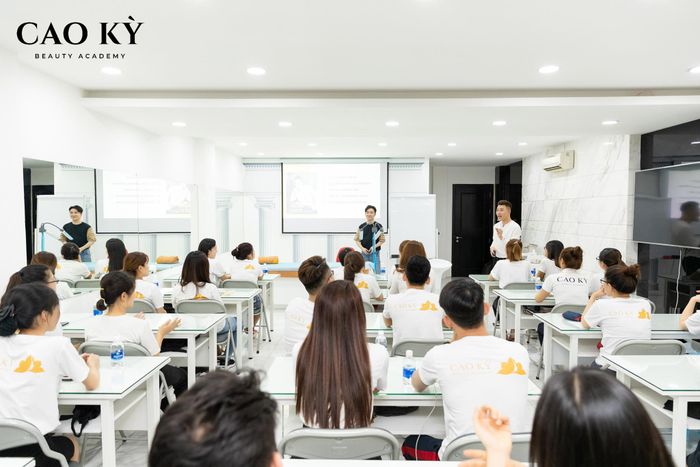 Học viên thực hành tại Cao Kỳ Beauty Academy