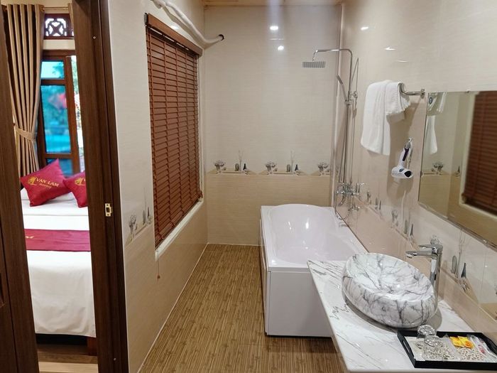 Văn Lâm Homestay ảnh 2 - Không gian nghỉ dưỡng đẳng cấp với bể bơi rộng lớn, nơi mỗi khoảnh khắc đều là trải nghiệm thư giãn tuyệt vời.