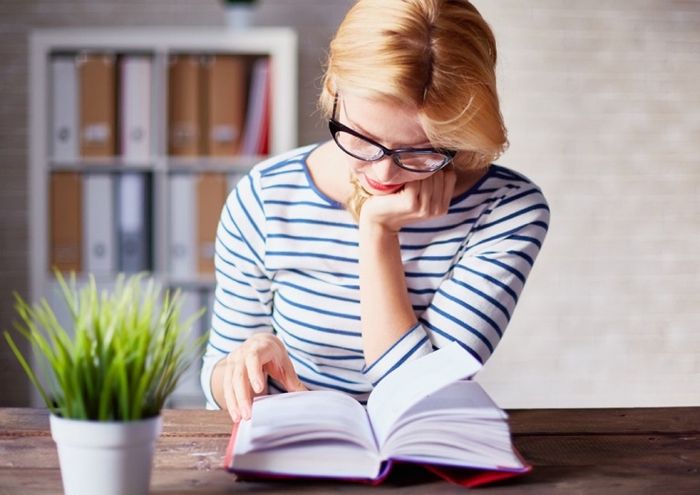 Hình ảnh minh họa về thói quen đọc sách buổi tối (Nguồn: Internet)