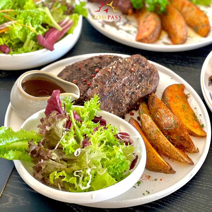 Góc ảnh ấn tượng: Không gian sang trọng và những món ăn tinh tế tại Compass Restaurant