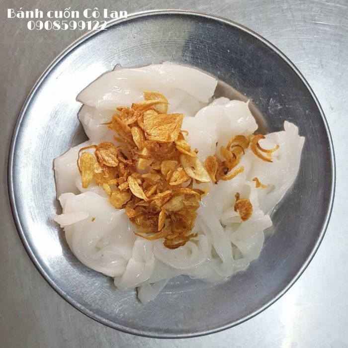 Bánh Ướt Cô Lan - Hình ảnh dĩa bánh ướt trắng muốt cùng các món ăn kèm hấp dẫn