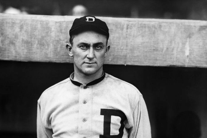 Ty Cobb - kỷ lục gia trẻ nhất đạt 4.000 cú đánh và 2.000 lần chạy về nhà