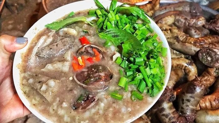 Hình ảnh không gian sang trọng và món ngon tại Quán Nữ