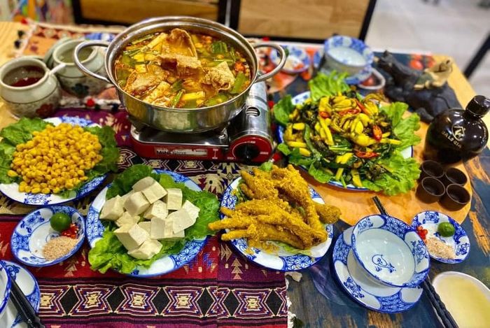 Nồi lẩu riêu cua top mỡ vàng ươm tại Gà Lê Gia
