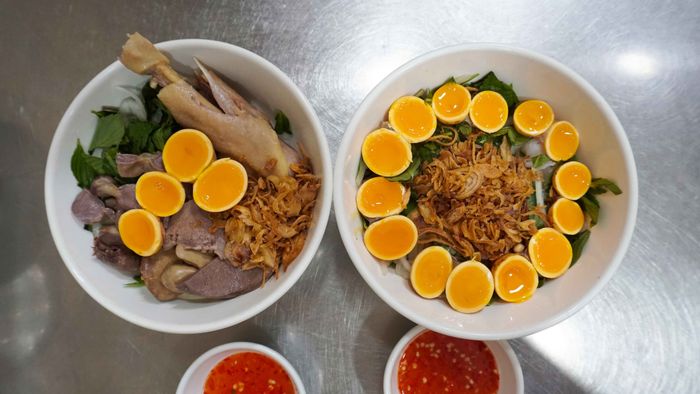 Hình ảnh bánh ướt lòng gà đặc biệt tại Quán 48 - Trứng non lòng đào béo ngậy