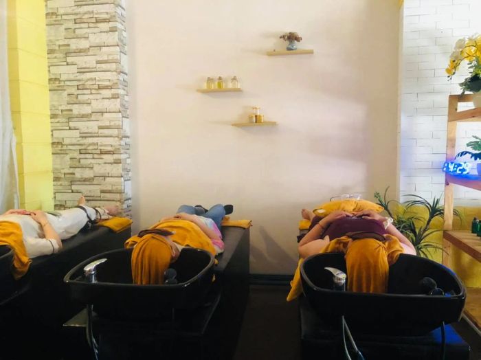 Kỹ thuật viên JeVi đang thực hiện liệu trình gội đầu dưỡng sinh chuẩn Spa