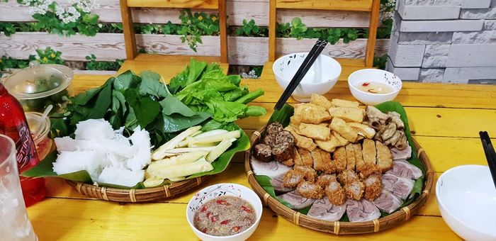 Hình ảnh 1 - Bún Đậu Bảo Ngọc: Sắc vàng đậu rán hòa quyện cùng rau xanh tươi mát