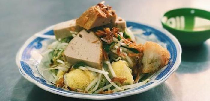Bánh Ướt Nguyễn Văn Luông - Hình ảnh dĩa bánh vàng ruộm cùng chả thịt hấp dẫn