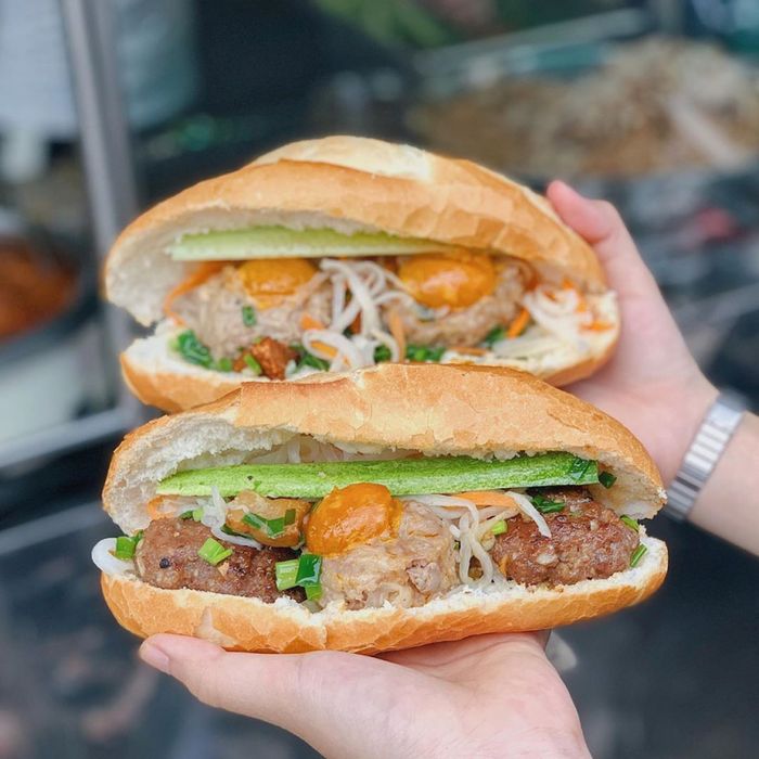 Không gian ấm cúng tại tiệm bánh mì Hạnh Phúc
