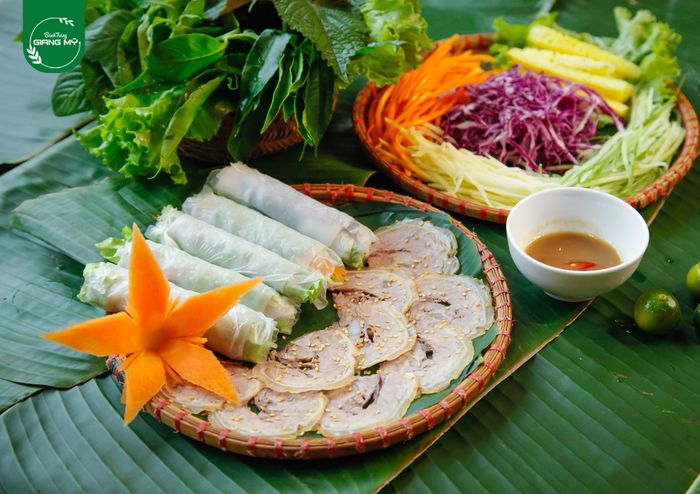 Giang Mỹ - Nghệ thuật trình bày món bánh tráng cuốn thịt heo đầy sáng tạo