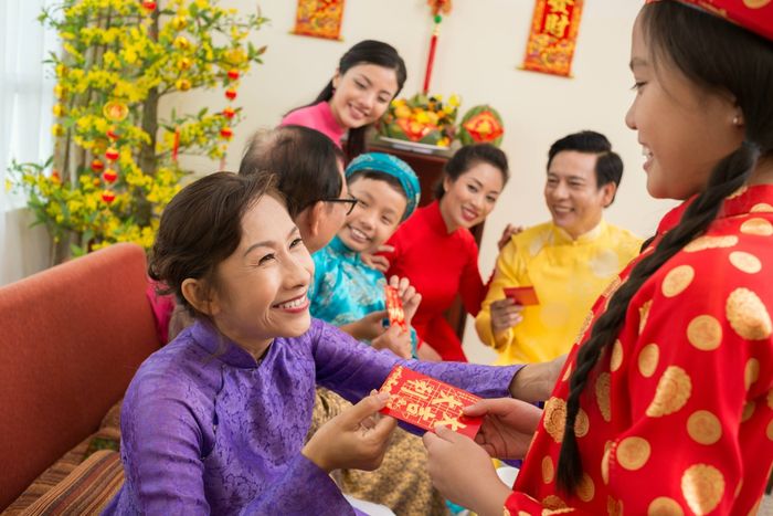 Phong bao lì xì đỏ thắm - Khởi đầu năm mới an lành