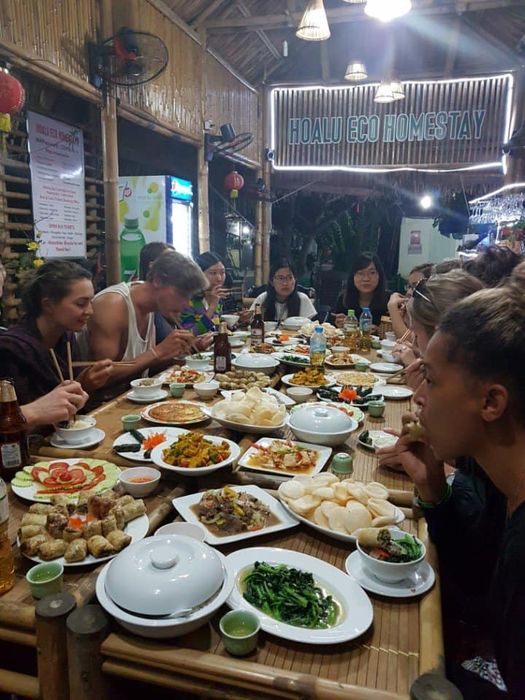 Hoa Lu Eco Homestay ảnh 1 - Góc nhìn toàn cảnh về ốc đảo xanh mát, nơi những ngôi nhà tre hòa mình vào khung cảnh núi non trùng điệp của Tràng An.