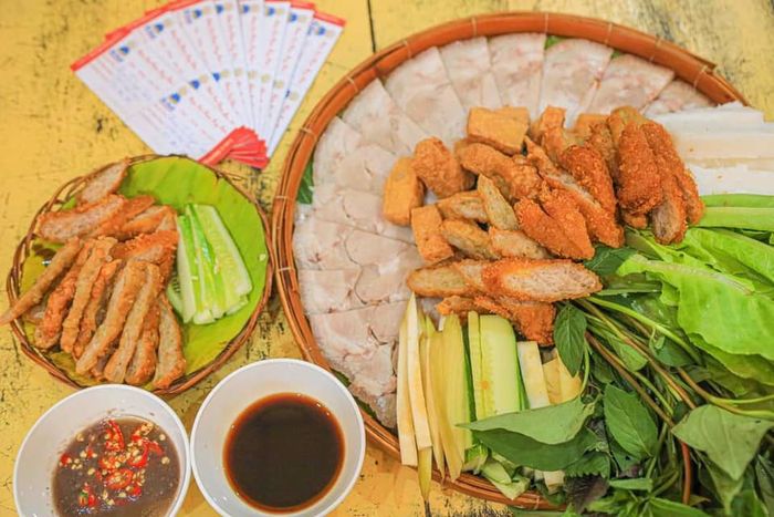 Không gian ấm cúng và món ngon đậm đà tại Ẩm Thực Bà Ròm