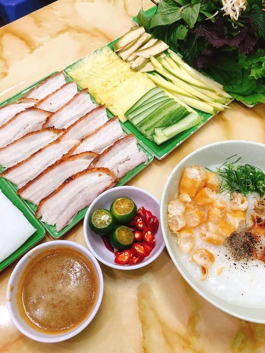 Không gian ấm cúng và món ngon đặc sắc tại Quán Rôm