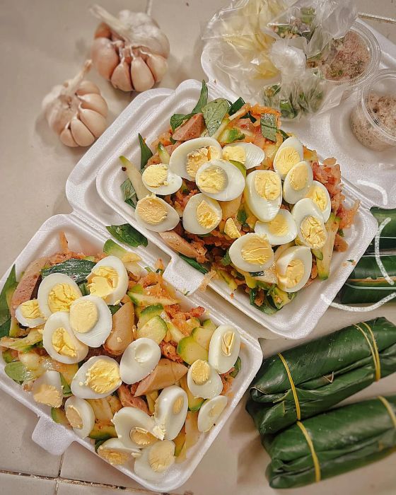 Hình ảnh hộp tré trộn đầy ắp nguyên liệu tại Cô Ri