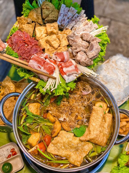 Nồi lẩu riêu cua bốc khói nghi ngút tại Lẩu Như Ý