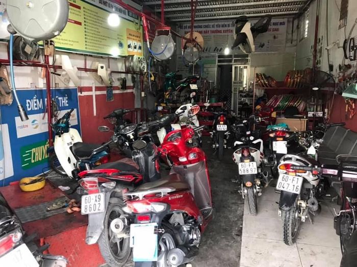 Đội ngũ kỹ thuật viên chuyên nghiệp đang làm việc tại Hiệp Motor