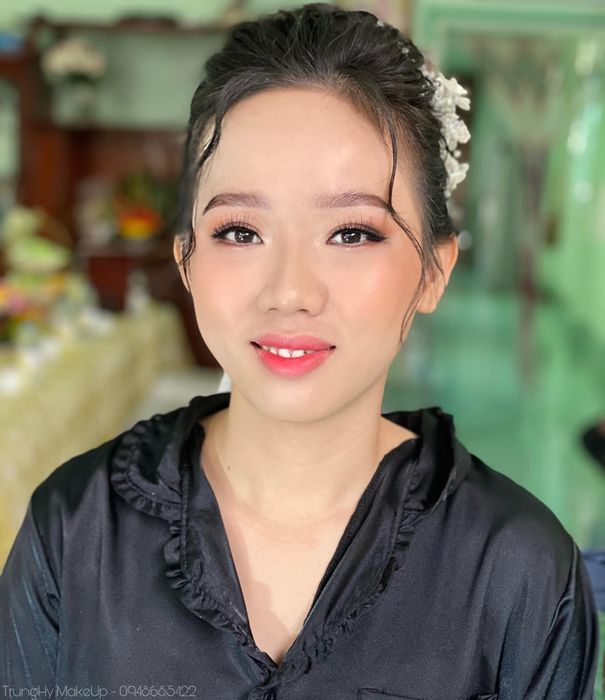 Bộ sưu tập hình ảnh cô dâu lộng lẫy từ Nguyễn Trung Hy Makeup