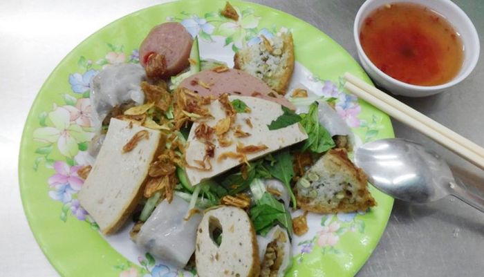 Bánh Ướt Nguyễn Văn Luông - Hình ảnh dĩa bánh vàng ươm hấp dẫn