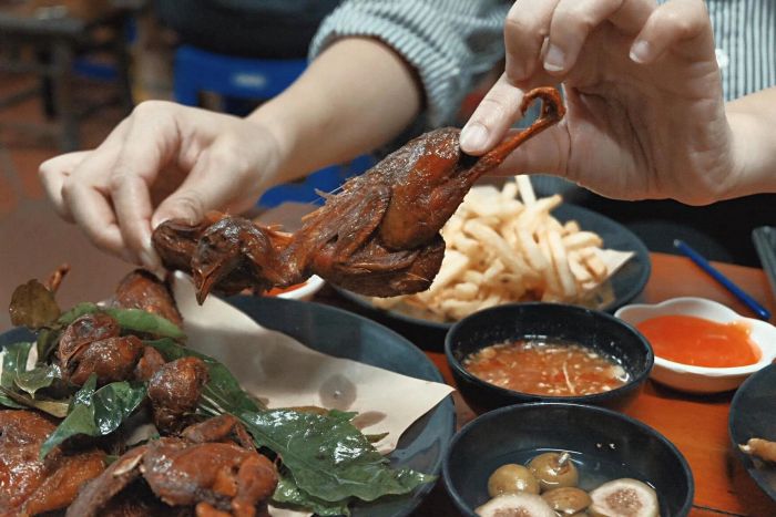 Hình ảnh những chú chim quay vàng ươm, thơm phức tại Văn Quán