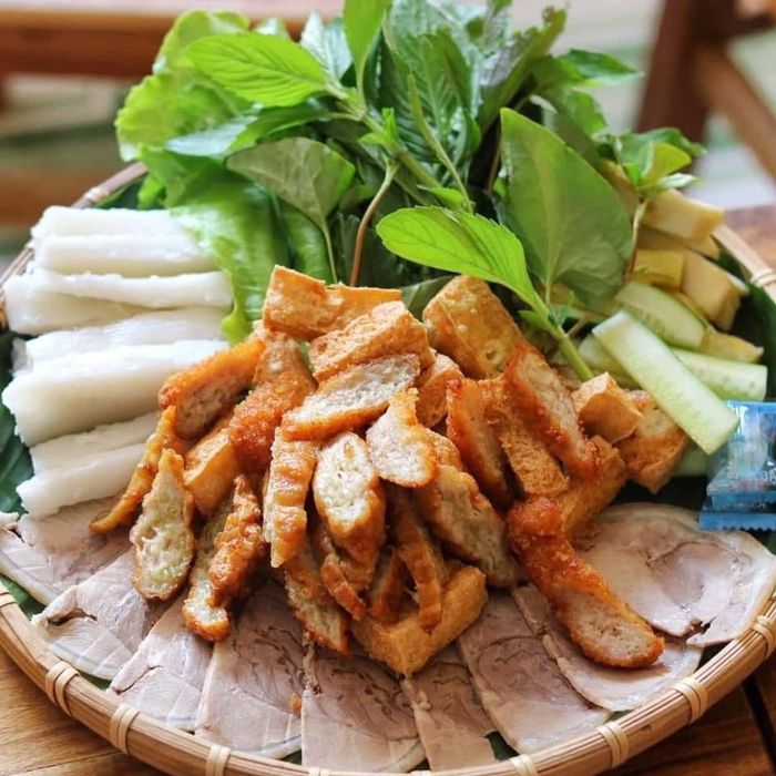 Hình ảnh mẹt bún đậu thịnh soạn tại Ẩm Thực Bà Ròm