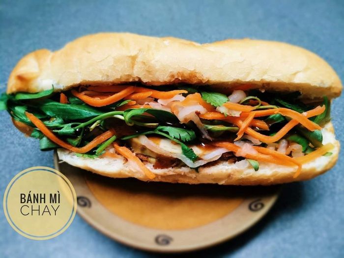 Không gian ấm cúng tại tiệm bánh mì Chay Trần Tống