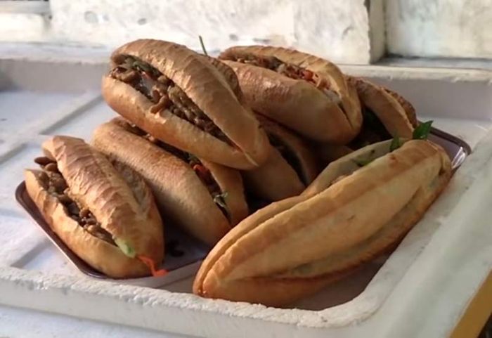 Những ổ bánh mì chay vàng ươm hấp dẫn