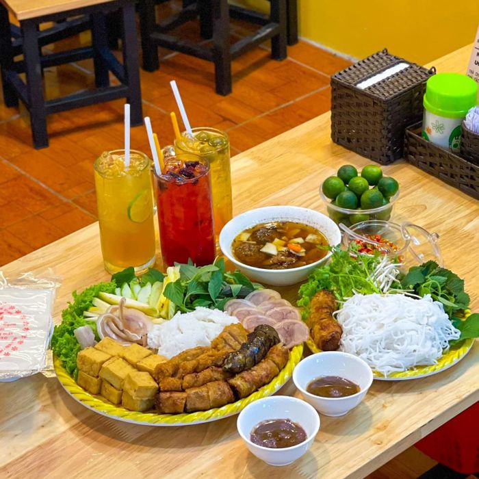 Hình ảnh 1 - Quán Xưa 2: Mẹt bún đậu truyền thống với đậu rán vàng ươm cùng rau sống tươi mát