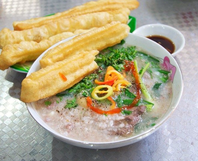 Hình ảnh tô cháo lòng thơm ngon đặc trưng tại Bà Mén Di Linh