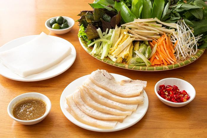 PIPO Quán - Nét đẹp ẩm thực Đà Nẵng qua món bánh tráng cuốn thịt heo