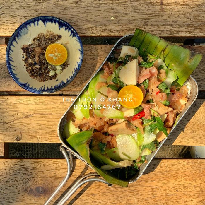 Hình ảnh đặc sắc về món tré trộn vàng ươm cùng các nguyên liệu tươi ngon tại Tré Trộn Ô Khang