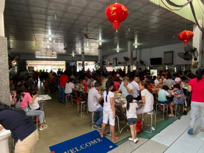 Không gian ấm cúng và tô bánh canh đặc biệt tại Long Hương - Ảnh góc rộng