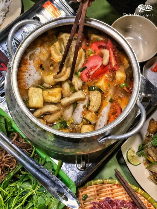 Không gian ấm cúng với nồi lẩu bốc khói nghi ngút