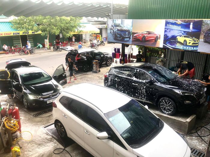 Không gian chăm sóc xe hiện đại tại TACK