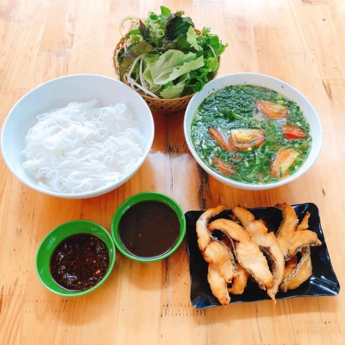 Hình ảnh tô bún cá thơm ngon với những miếng cá to tại Văn Quán