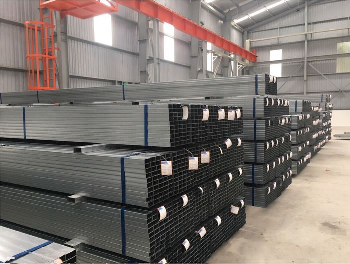 Thép hộp Đông Á mang lại khả năng chịu lực và chống va đập mạnh mẽ, độ bền lên đến 50 năm. Với lớp mạ kẽm bao phủ, thép hộp Đông Á chống lại sự tác động của thời tiết, nước mưa, ánh nắng mặt trời, và các yếu tố như muối, axit. Bề mặt thép luôn sáng bóng, dễ dàng vận chuyển và thi công, dễ uốn cong và tạo hình theo nhu cầu.