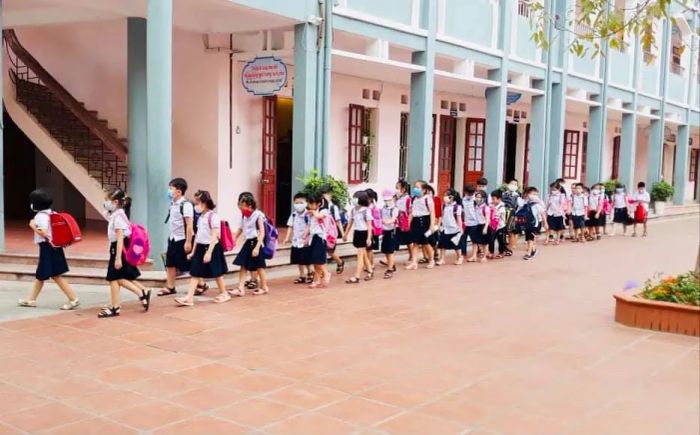 Hình ảnh Trường Tiểu Học Bình Minh - Sân trường rộng rãi