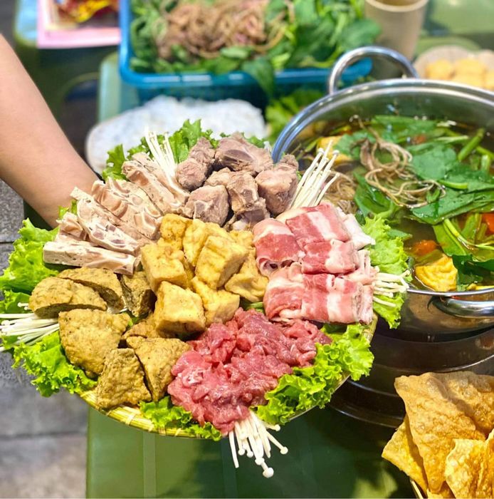 Không gian ấm cúng cùng nồi lẩu riêu cua hấp dẫn