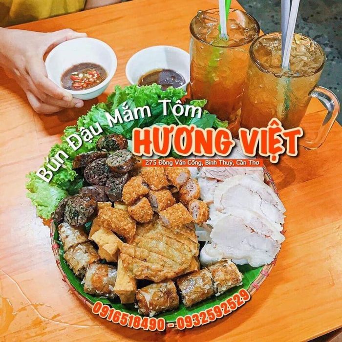 Hình ảnh mẹt bún đậu thơm ngon tại Hương Việt
