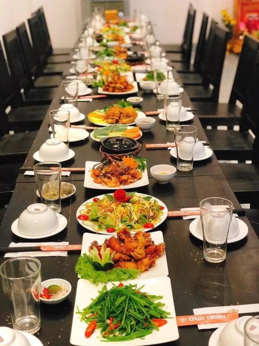 Mâm cỗ đặc sắc tại Ông Trần Restaurants