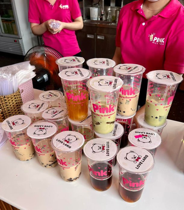 PINK MILK TEA ảnh 2 - Hình ảnh bắt mắt với lớp trà sữa hồng mịn, sóng sánh, kích thích vị giác.