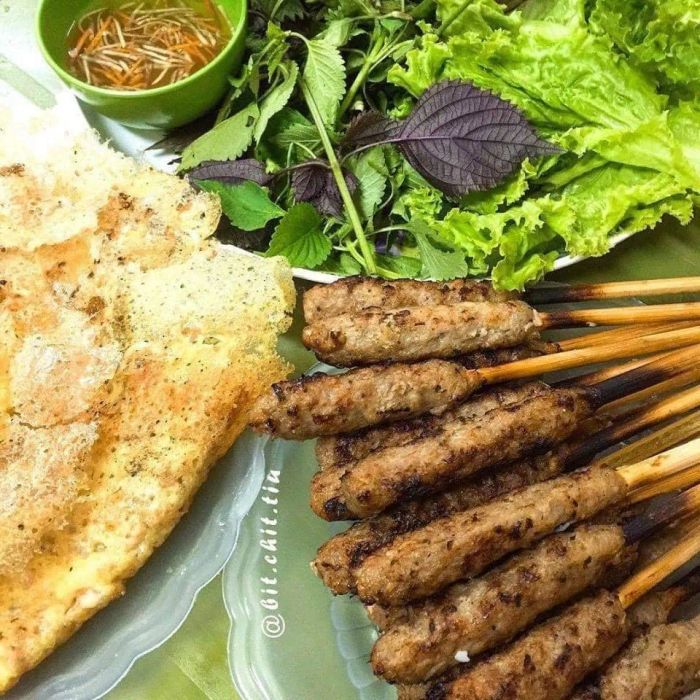 Hình ảnh những chiếc bánh xèo vàng ươm hấp dẫn tại Tú Anh