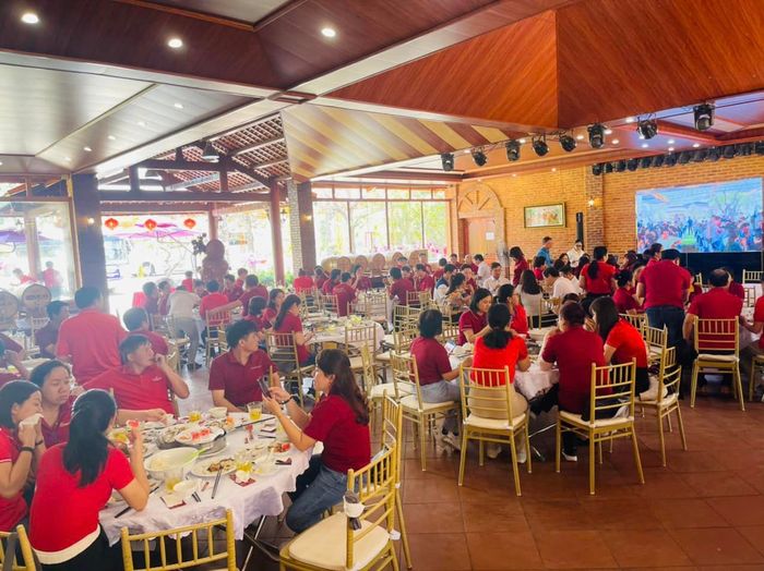 Không gian xanh mát bên sông tại Nhà hàng Lộc An
