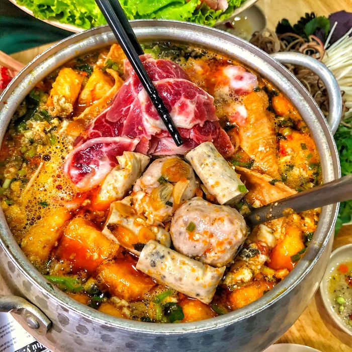Không gian ấm cúng và nồi lẩu bốc khói tại Gà Lê Gia