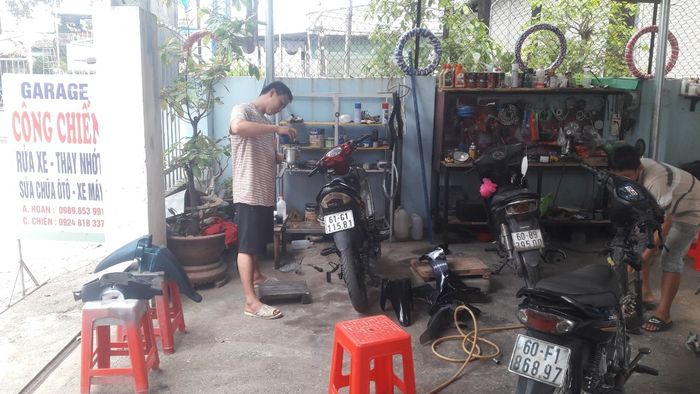 Hình ảnh thực tế khu vực sửa chữa chuyên nghiệp tại Garage Công Chiến