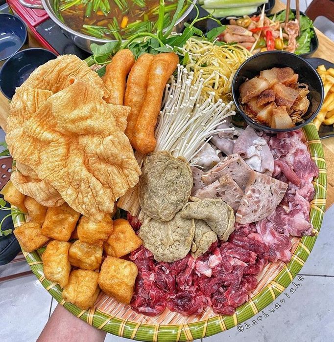 Nồi lẩu riêu cua tóp mỡ vàng ươm tại Bệu Quán