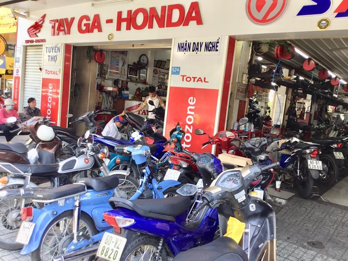 Không gian làm việc chuyên nghiệp với đầy đủ trang thiết bị hiện đại tại Tài Lũ Motor