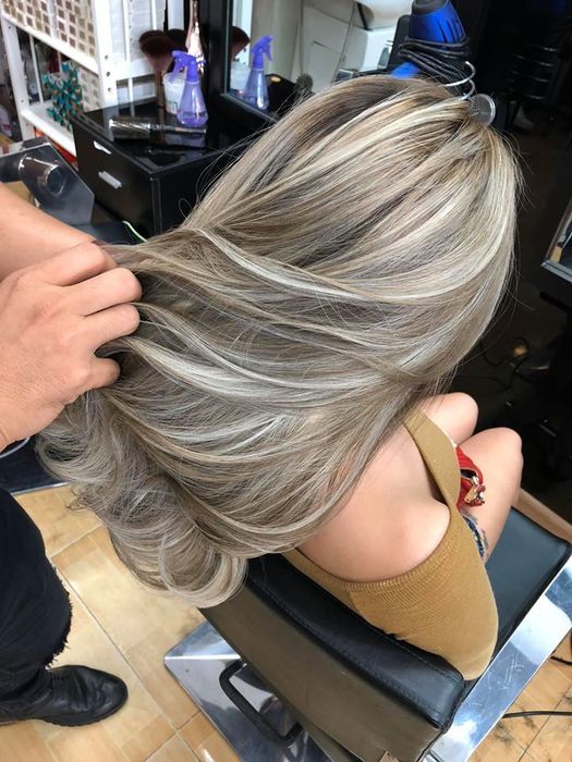 Hình ảnh đội ngũ stylist đang chăm sóc tóc tại Hair Salon Yêu Tóc Việt