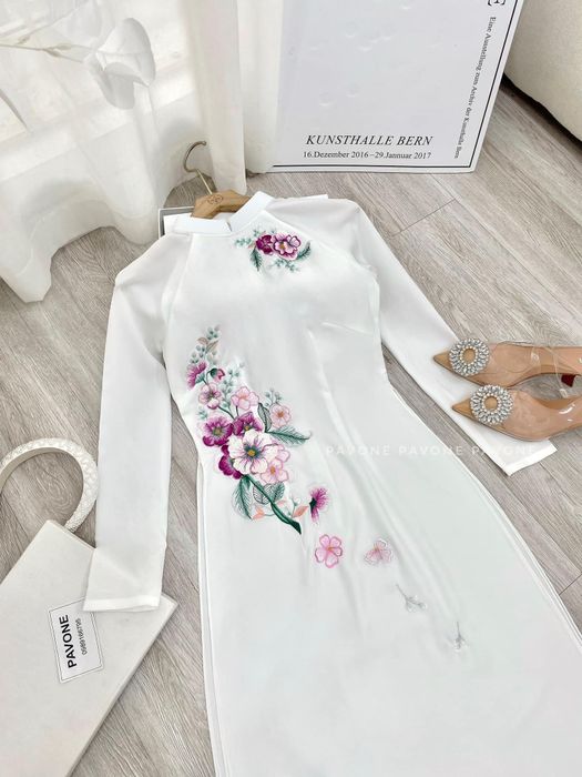 Bộ sưu tập áo dài thêu tay tinh xảo tại Tuyền Võ